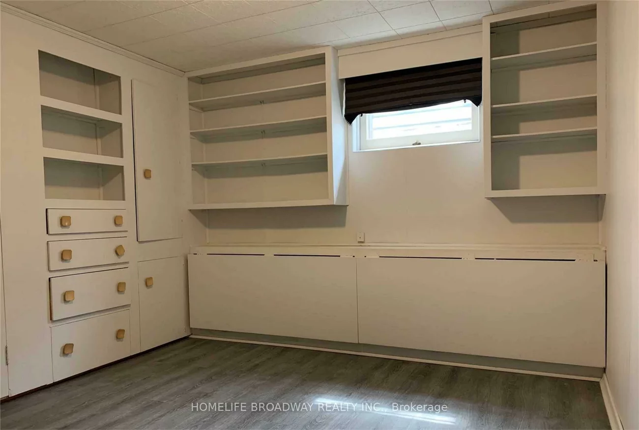 76, Citation, Bayview Village, Toronto