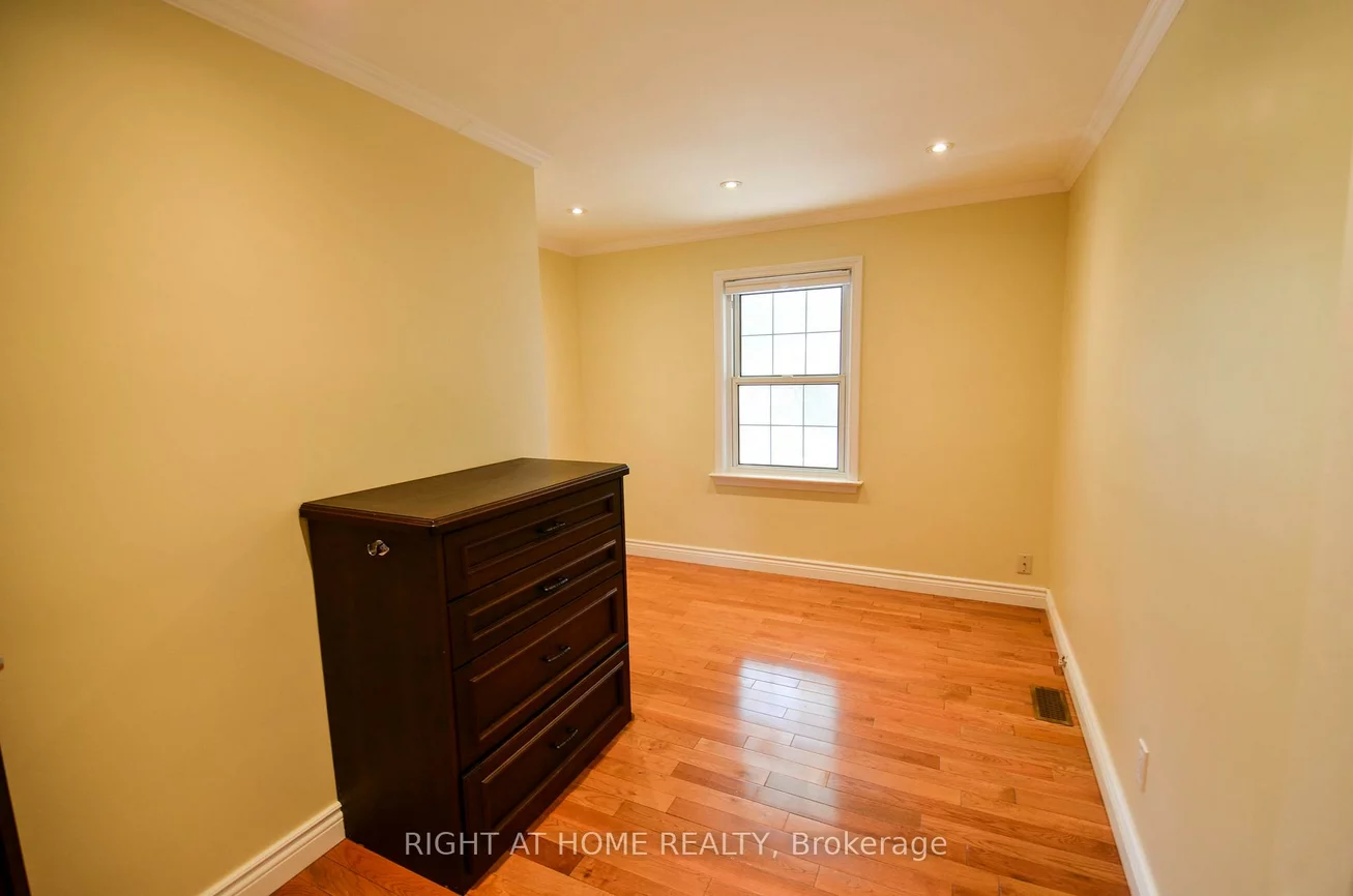 203, Kingsdale, Willowdale East, Toronto