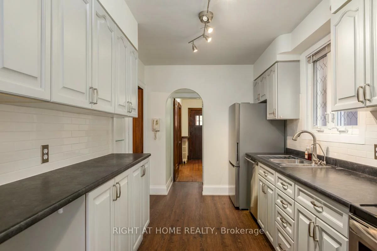 94, Roe, Bedford Park-Nortown, Toronto