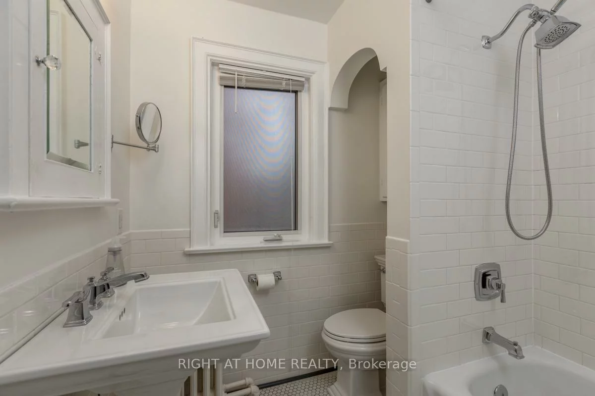 94, Roe, Bedford Park-Nortown, Toronto