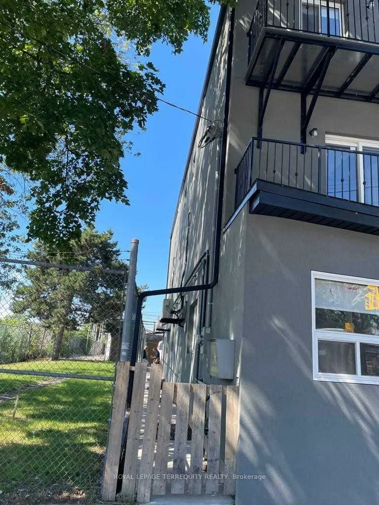 646, Lansdowne, Little Portugal, Toronto