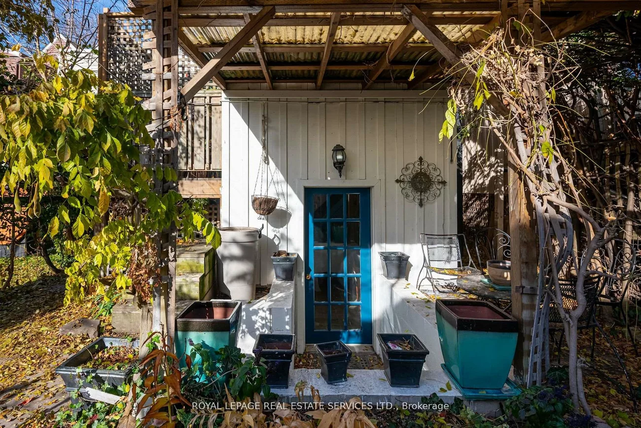 27, Bank, Little Portugal, Toronto