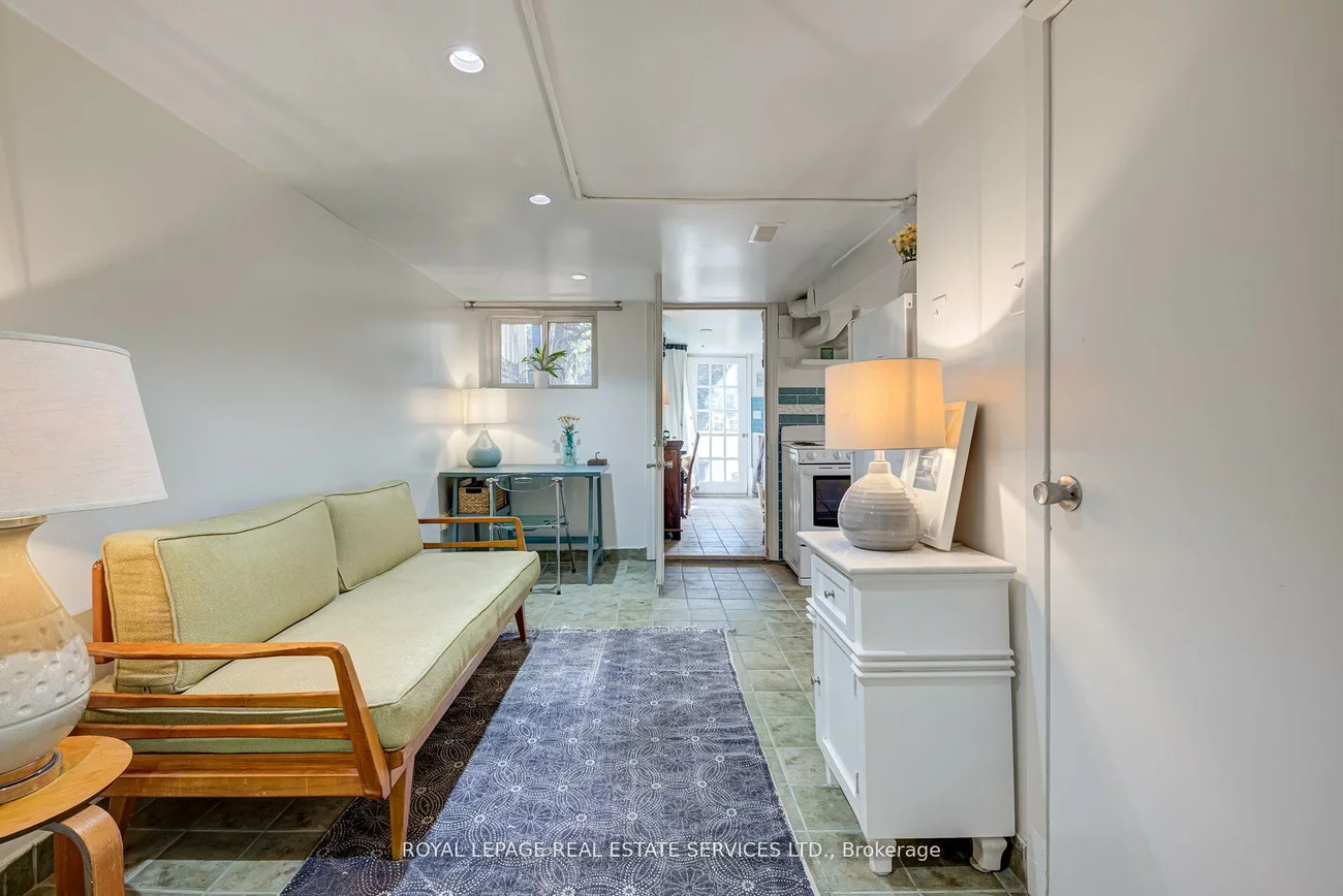 27, Bank, Little Portugal, Toronto