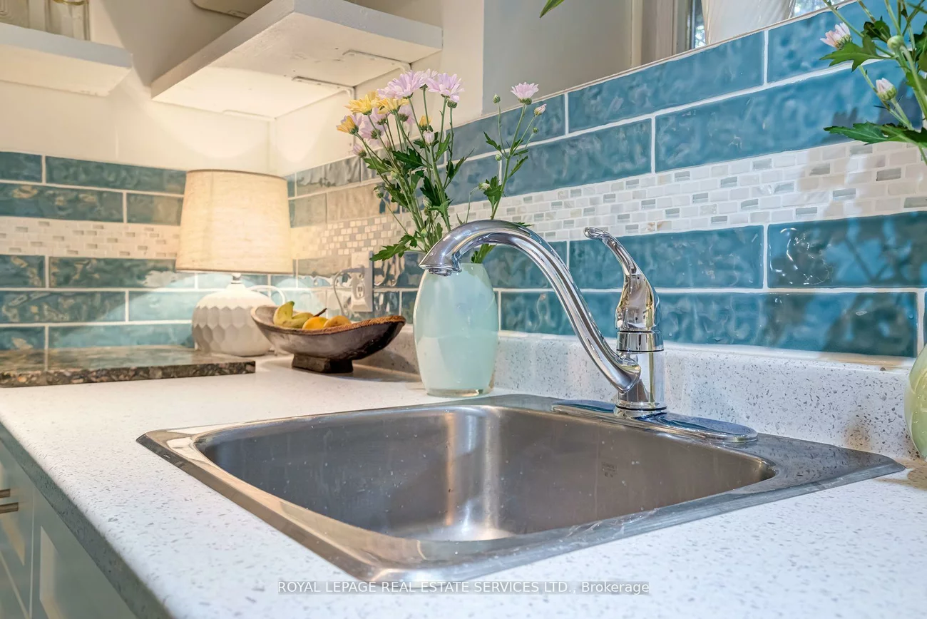 27, Bank, Little Portugal, Toronto