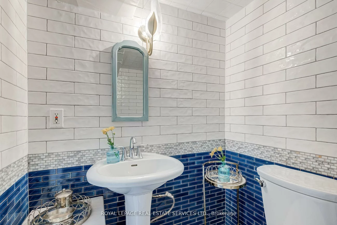 27, Bank, Little Portugal, Toronto