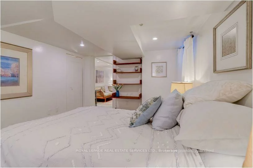 27, Bank, Little Portugal, Toronto