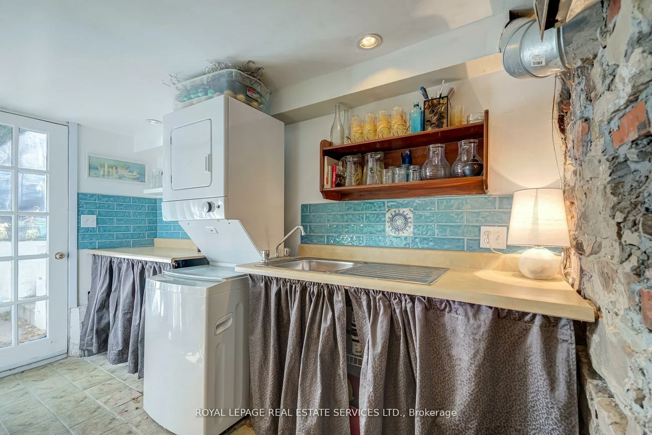 27, Bank, Little Portugal, Toronto