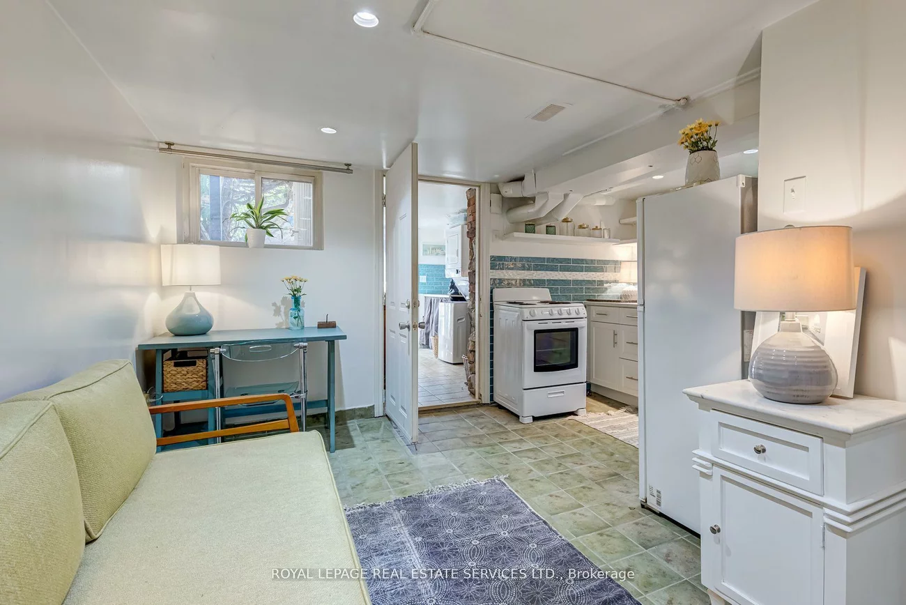 27, Bank, Little Portugal, Toronto