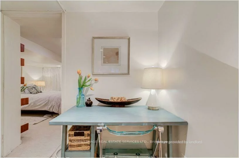 27, Bank, Little Portugal, Toronto