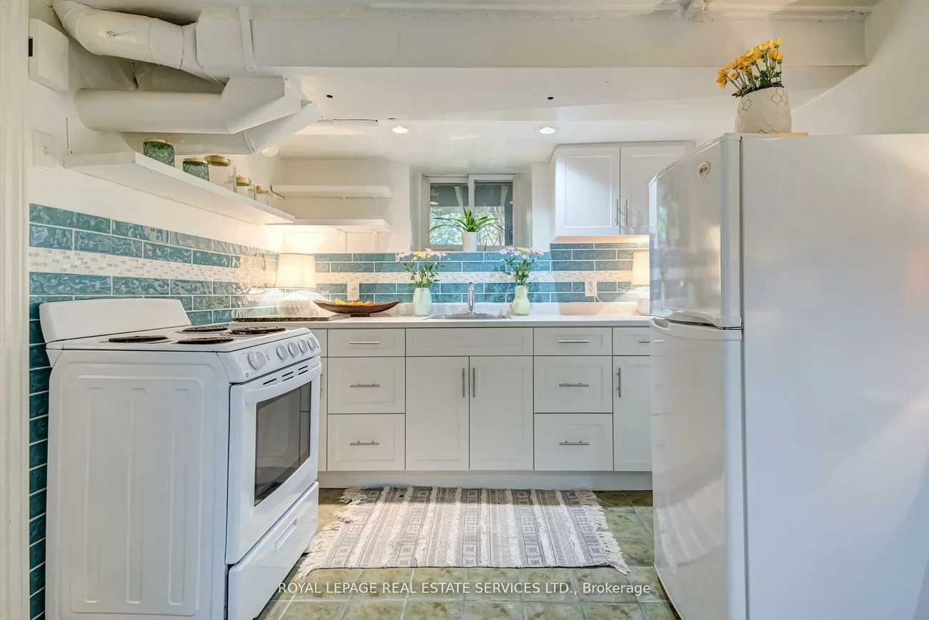 27, Bank, Little Portugal, Toronto