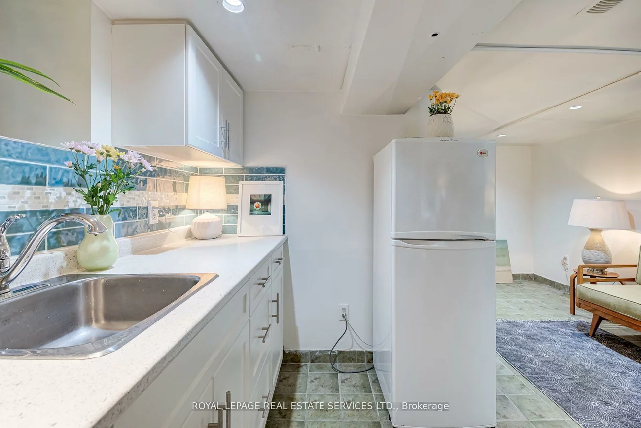 27, Bank, Little Portugal, Toronto