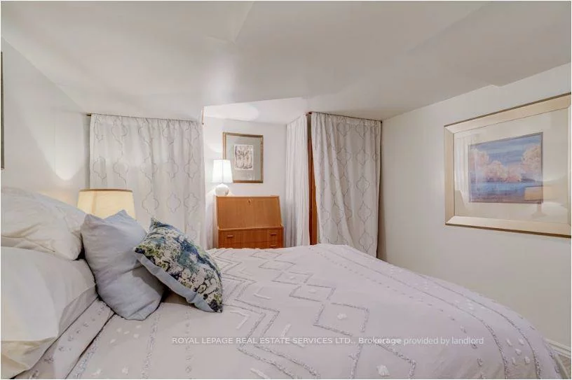 27, Bank, Little Portugal, Toronto