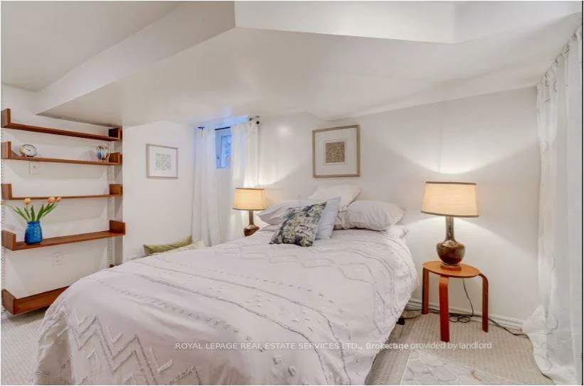 27, Bank, Little Portugal, Toronto