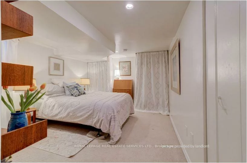 27, Bank, Little Portugal, Toronto