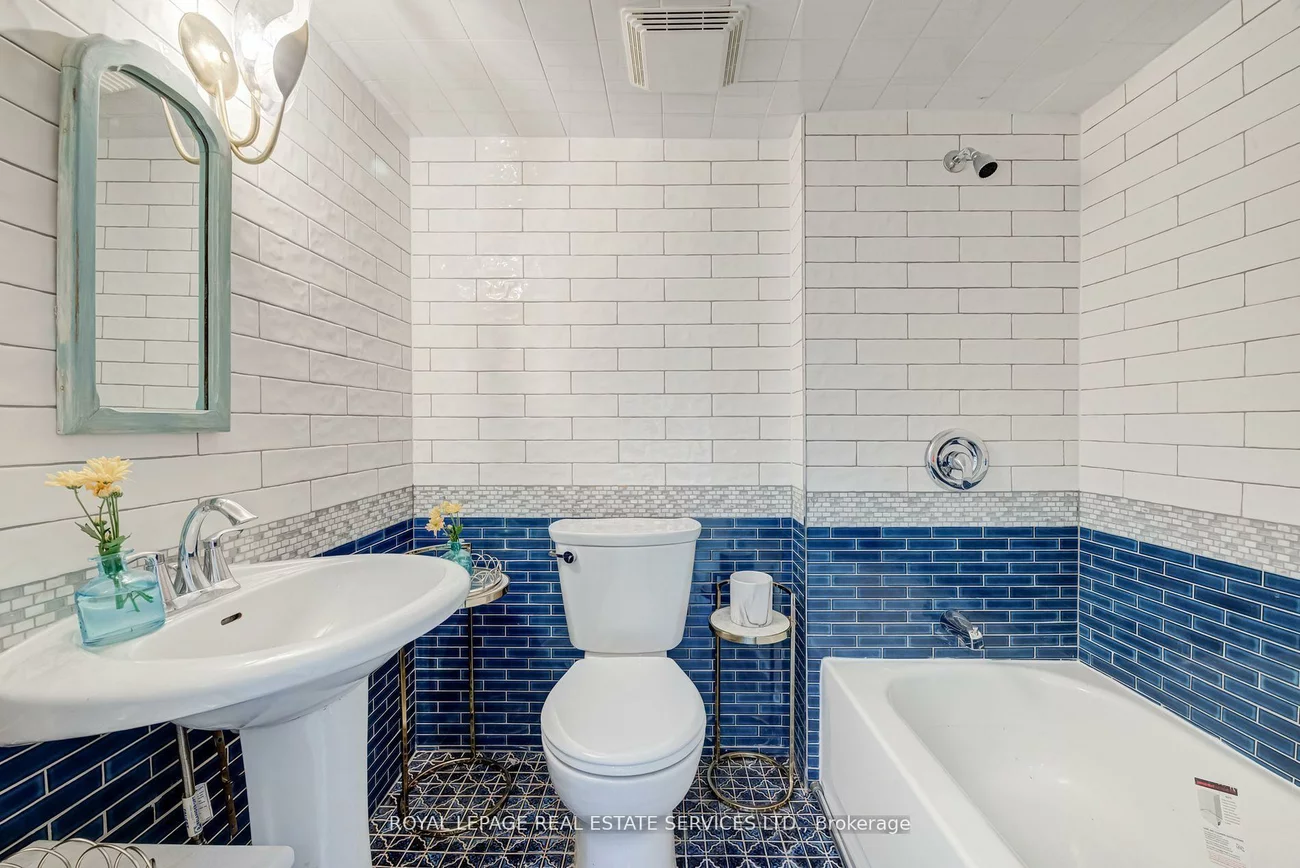 27, Bank, Little Portugal, Toronto