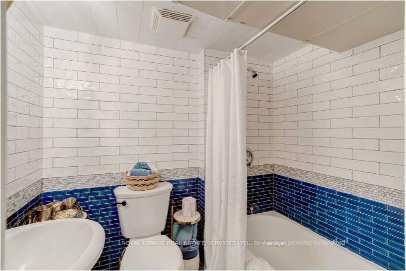 27, Bank, Little Portugal, Toronto