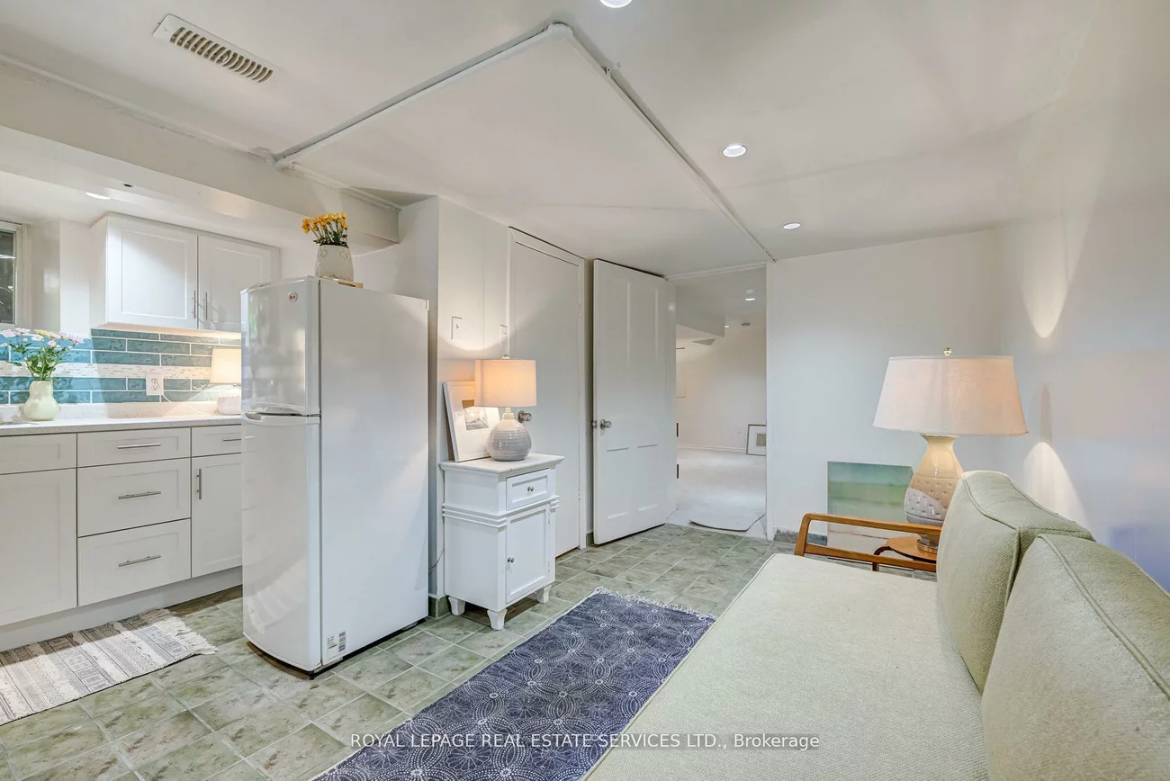 27, Bank, Little Portugal, Toronto