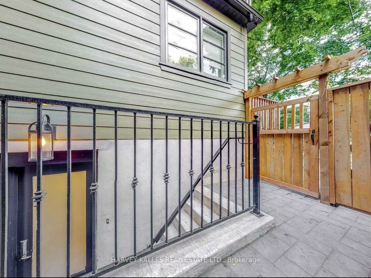 10, Duggan, Yonge-St. Clair, Toronto