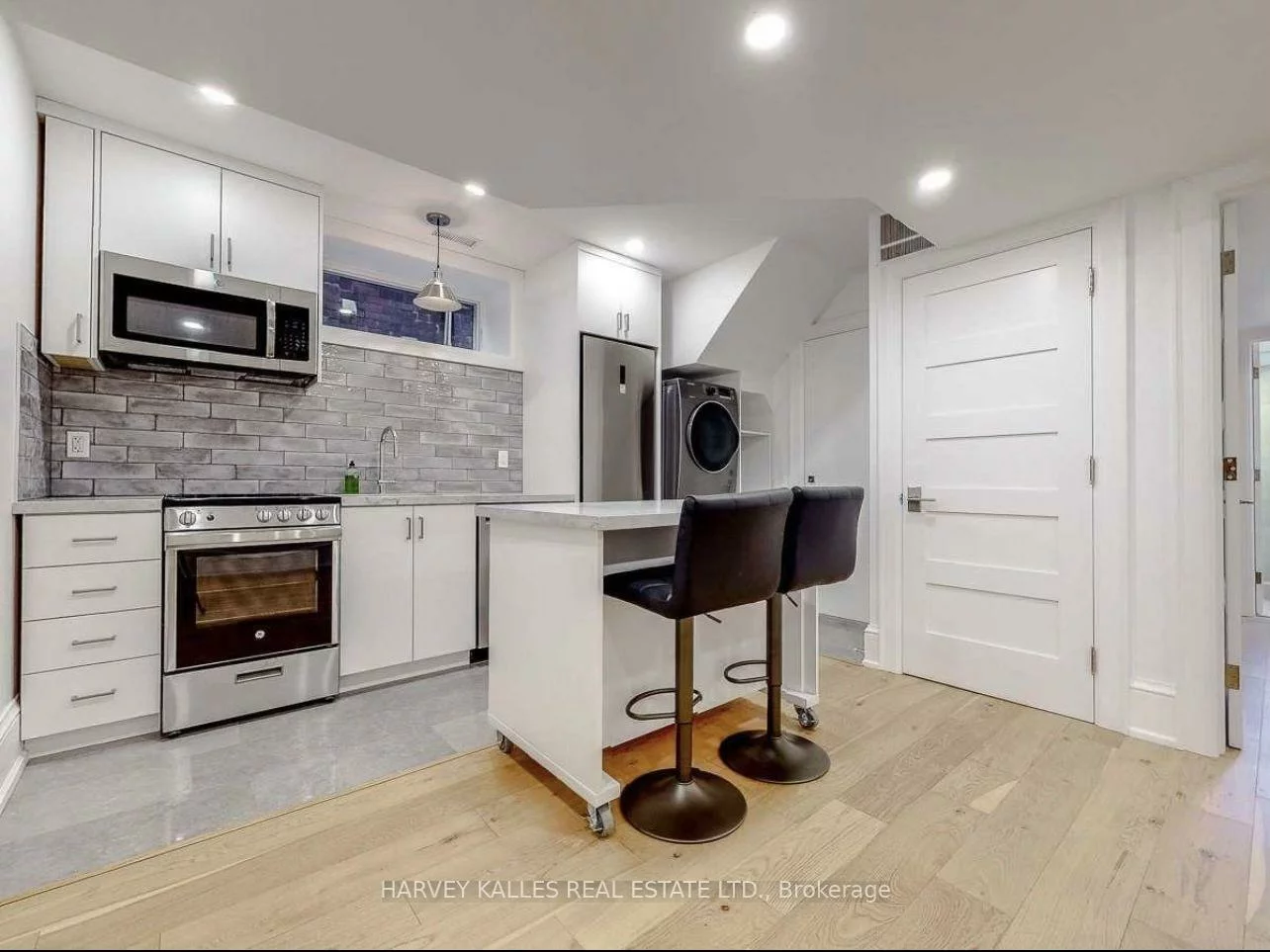 10, Duggan, Yonge-St. Clair, Toronto