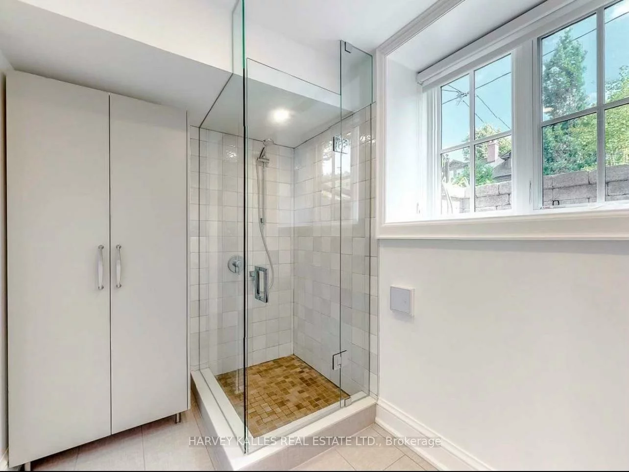 10, Duggan, Yonge-St. Clair, Toronto