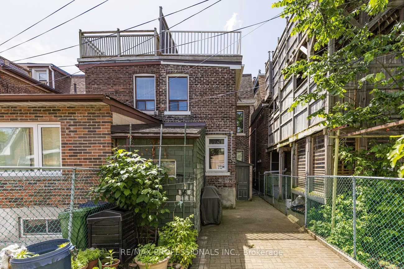 8, Parr, Little Portugal, Toronto