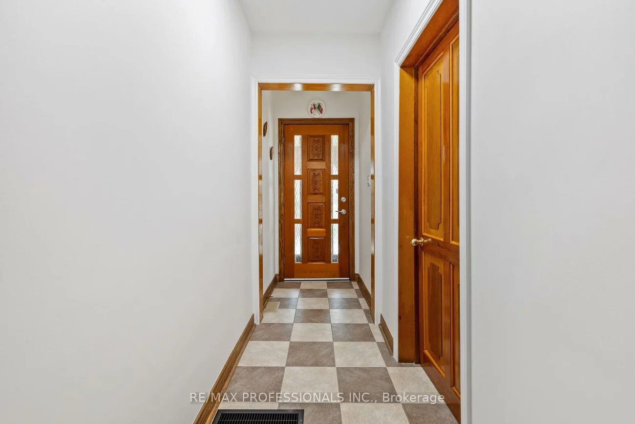 8, Parr, Little Portugal, Toronto