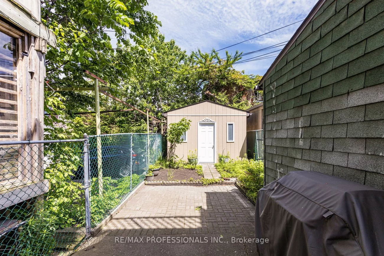 8, Parr, Little Portugal, Toronto