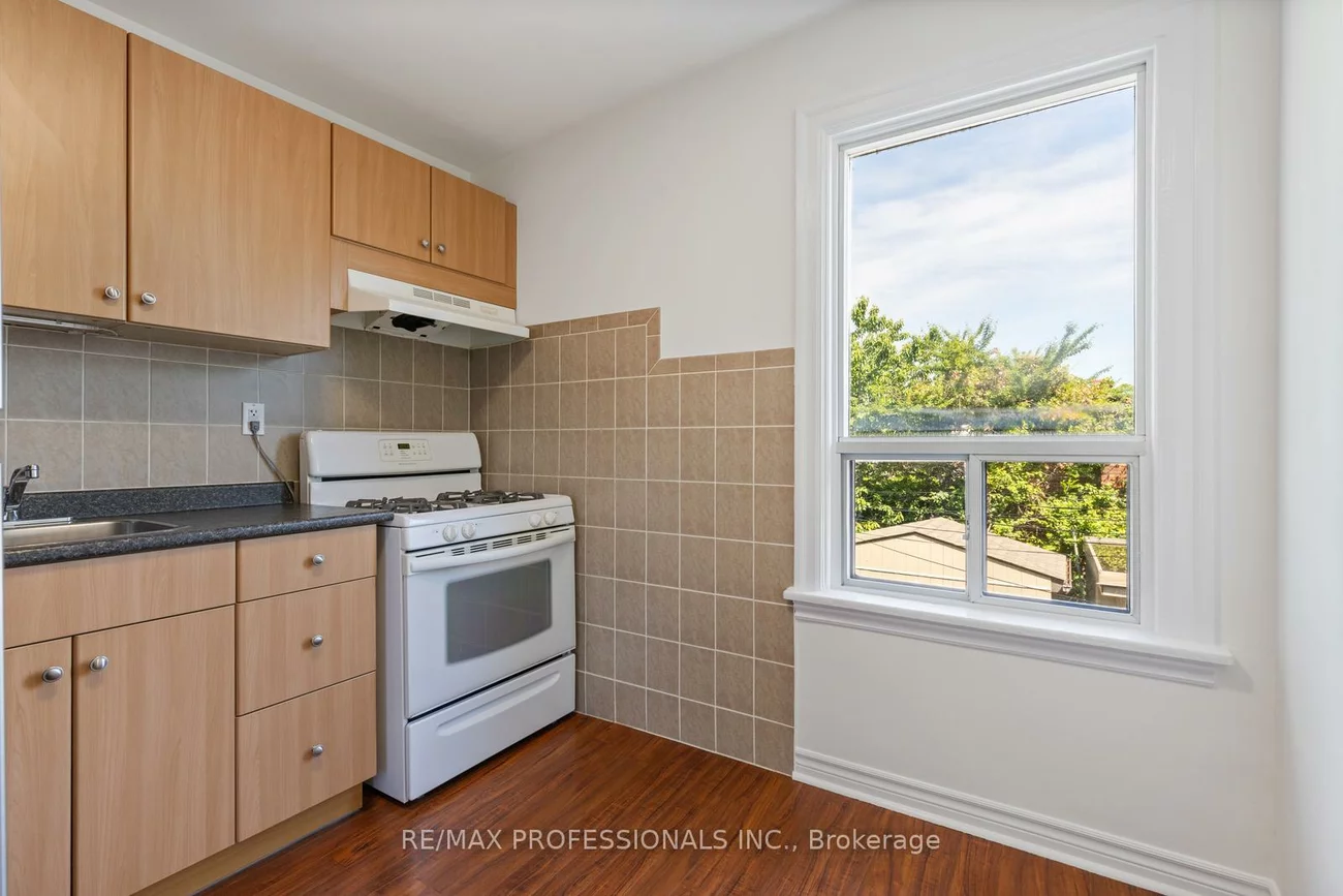 8, Parr, Little Portugal, Toronto