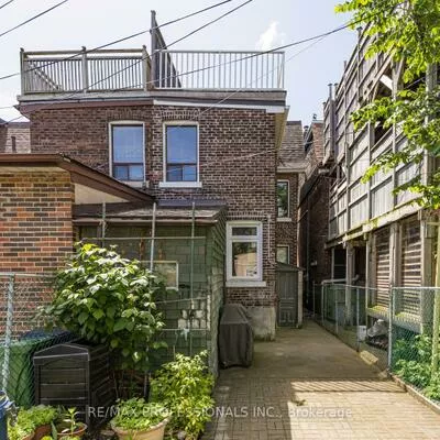 8, Parr, Little Portugal, Toronto