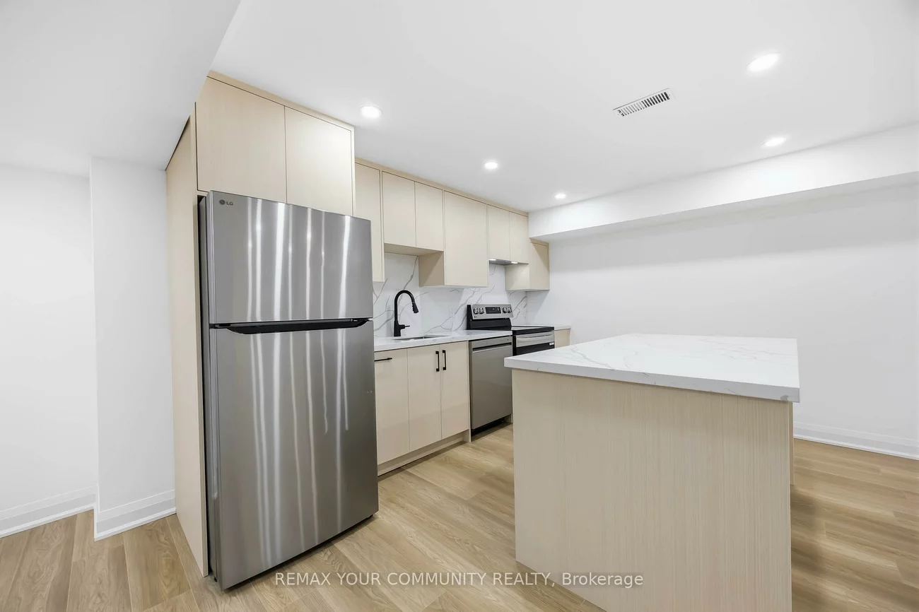 55, Cocksfield, Bathurst Manor, Toronto