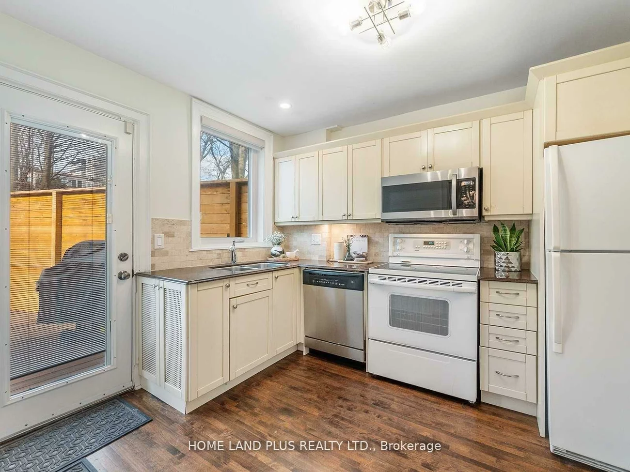 70, Mann, Mount Pleasant East, Toronto