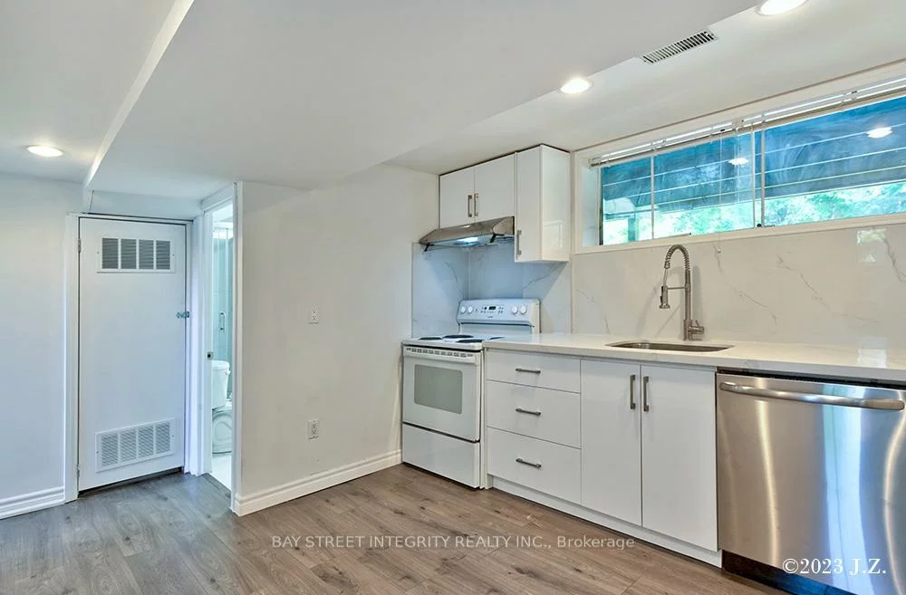 27, Heathview, Bayview Village, Toronto
