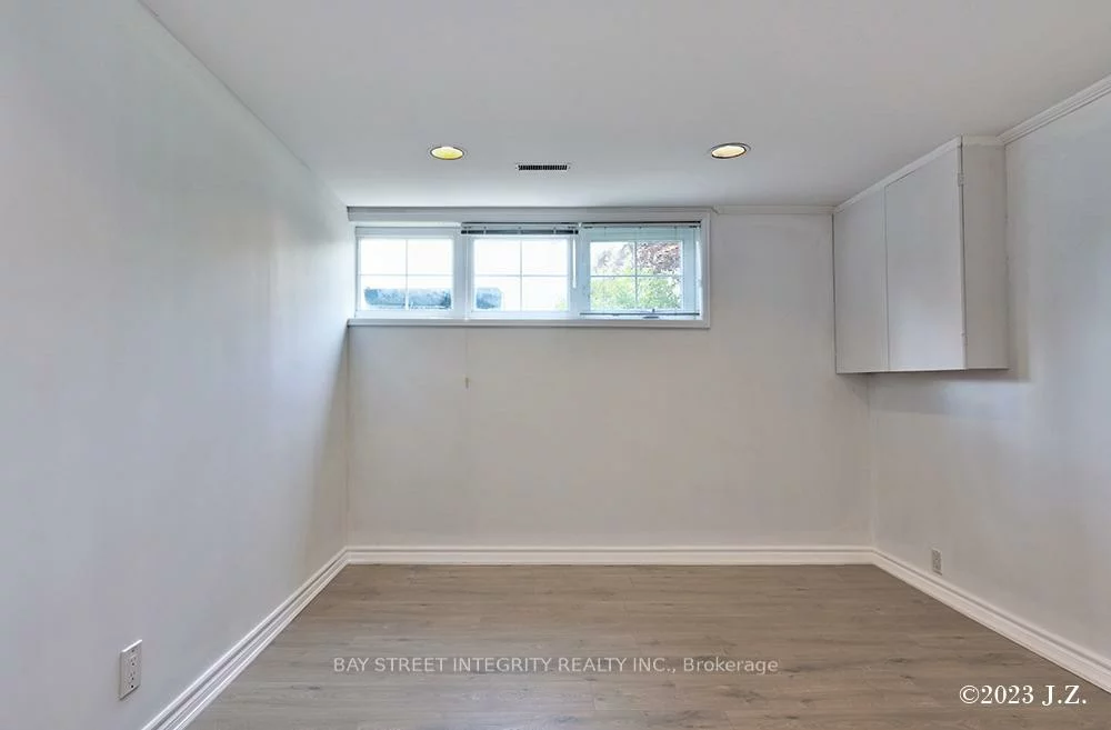 27, Heathview, Bayview Village, Toronto