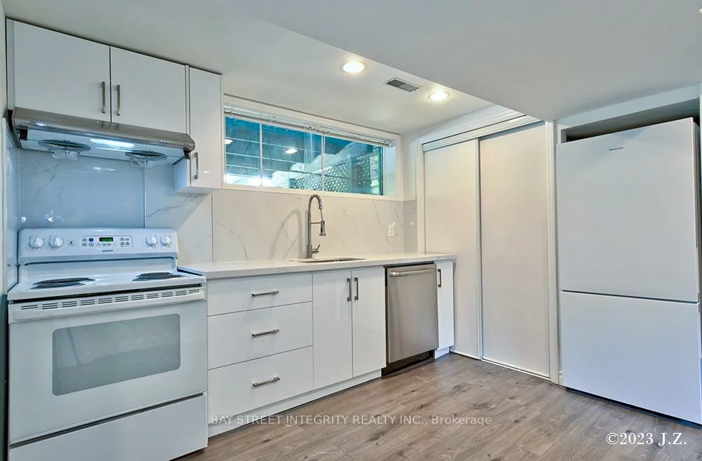 27, Heathview, Bayview Village, Toronto