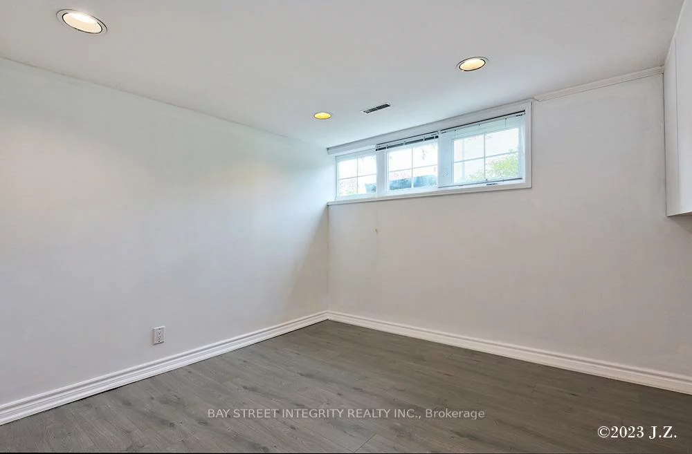 27, Heathview, Bayview Village, Toronto