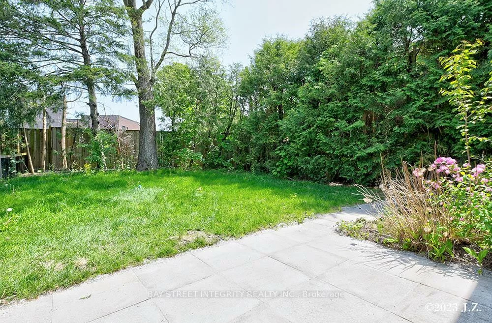 27, Heathview, Bayview Village, Toronto