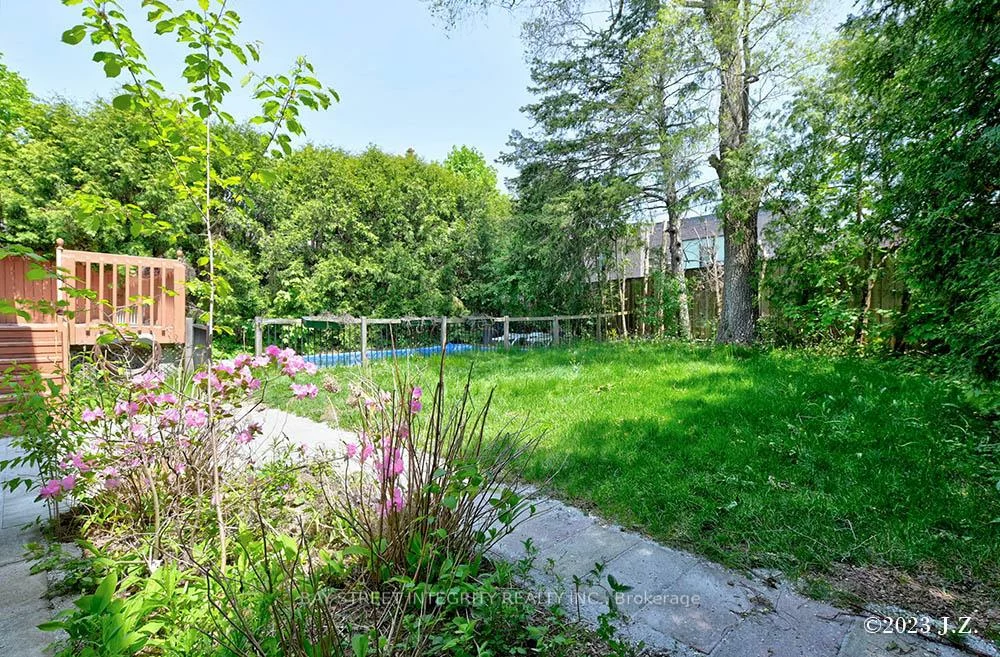 27, Heathview, Bayview Village, Toronto