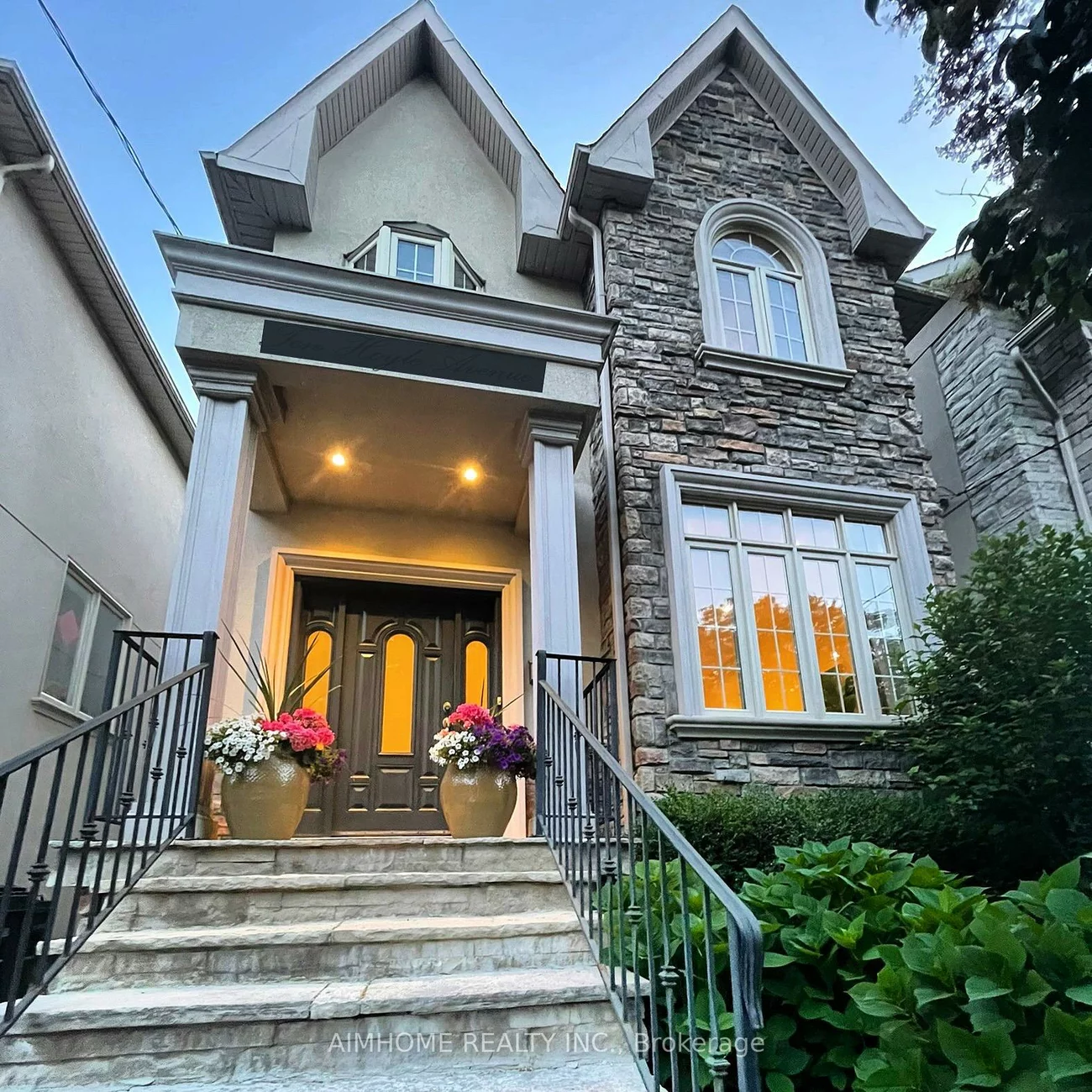 10, Hoyle, Mount Pleasant East, Toronto