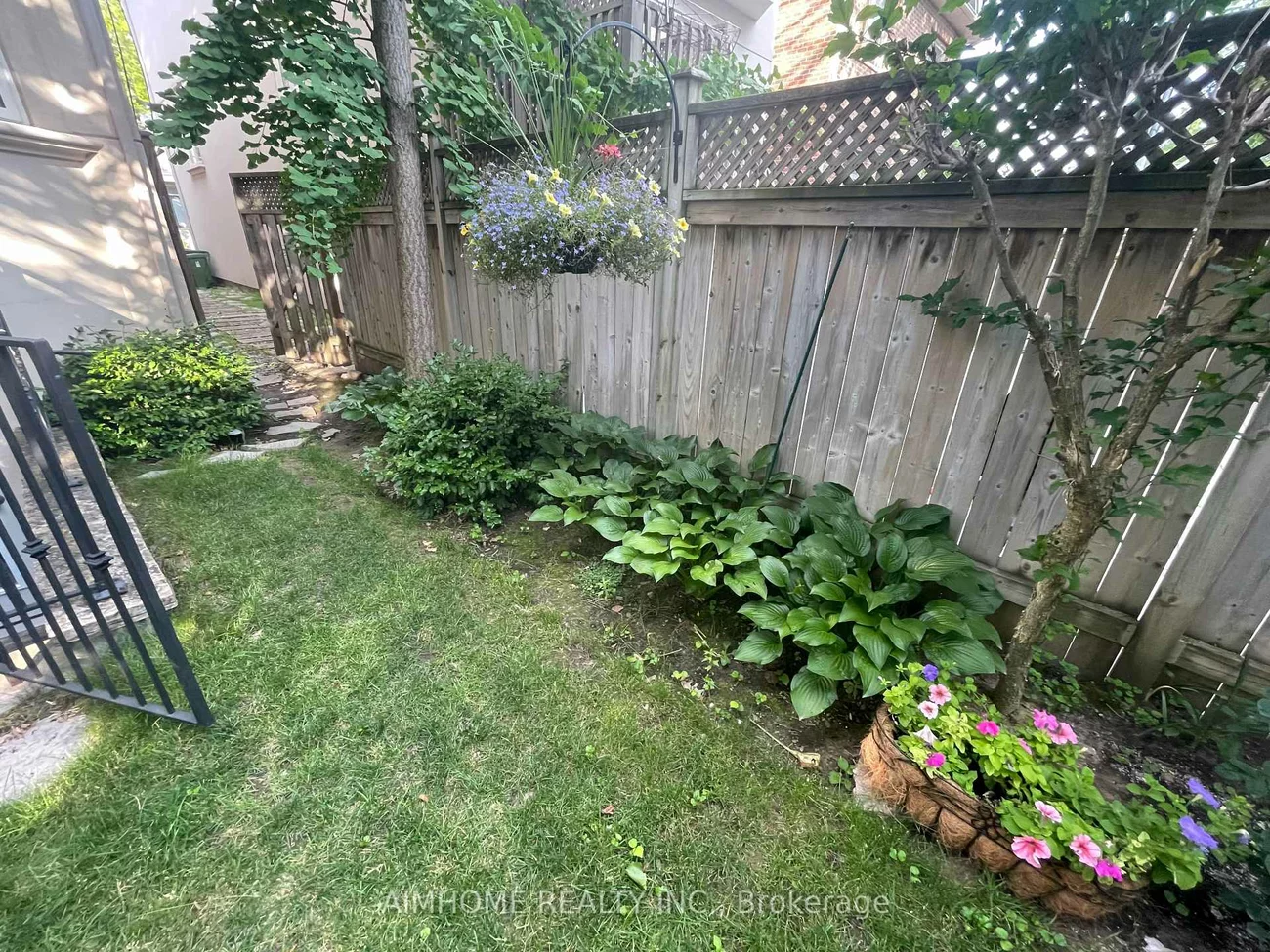 10, Hoyle, Mount Pleasant East, Toronto
