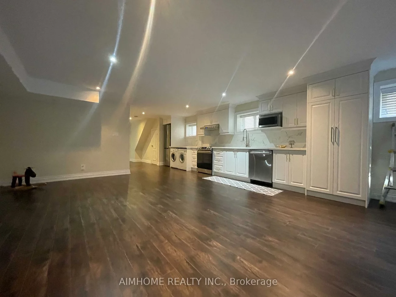 10, Hoyle, Mount Pleasant East, Toronto