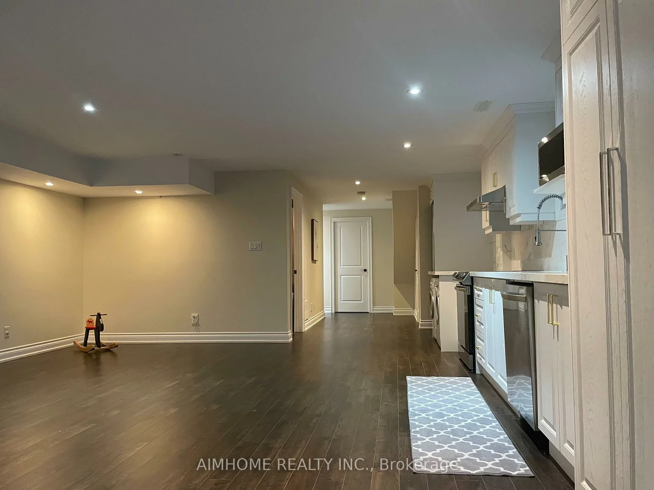 10, Hoyle, Mount Pleasant East, Toronto
