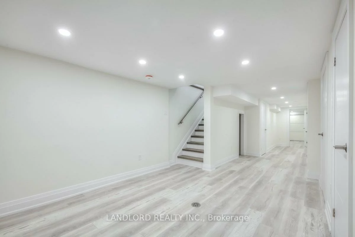 100, Massey, Niagara, Toronto