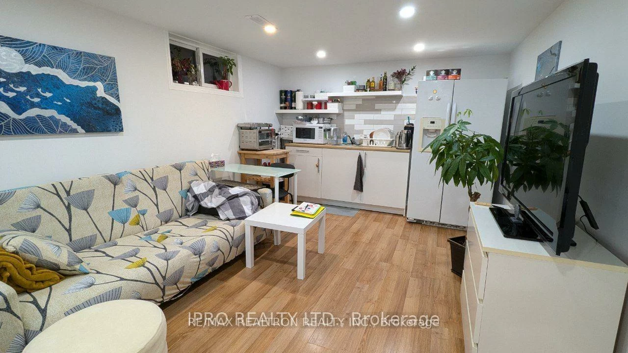 16, Cresthaven, Hillcrest Village, Toronto