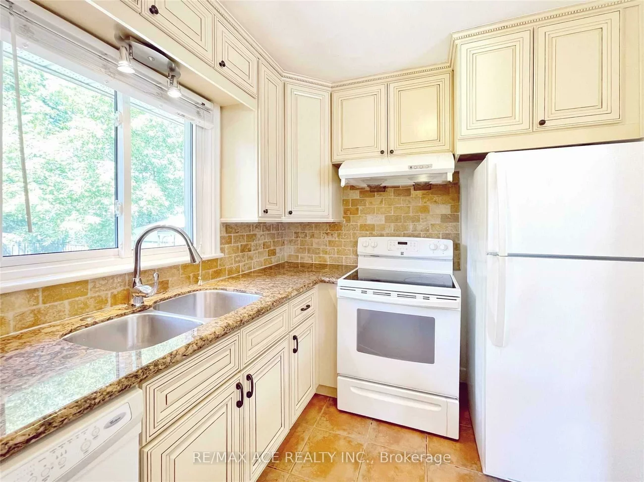 246, Horsham, Willowdale West, Toronto