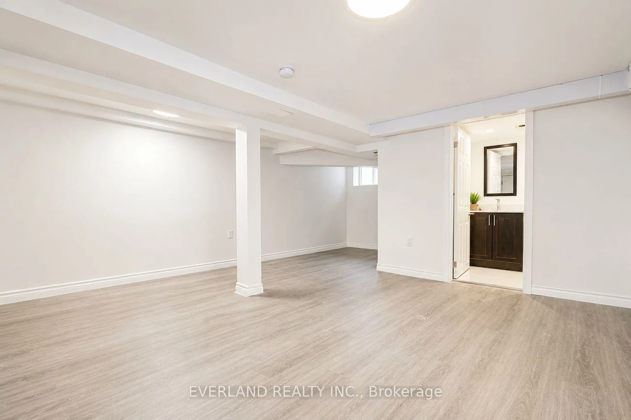 1751, Bayview, Leaside, Toronto