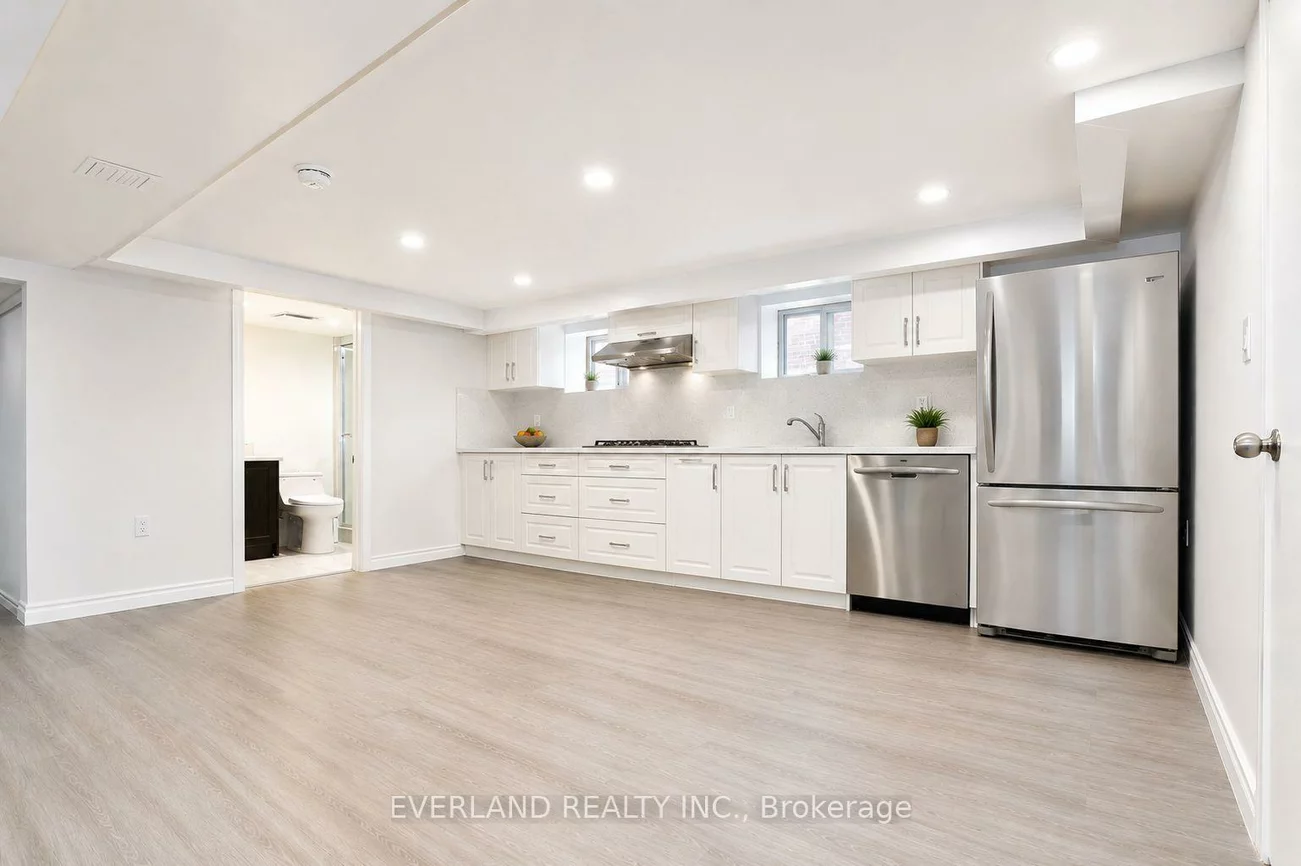 1751, Bayview, Leaside, Toronto