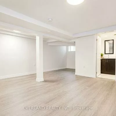 1751, Bayview, Leaside, Toronto