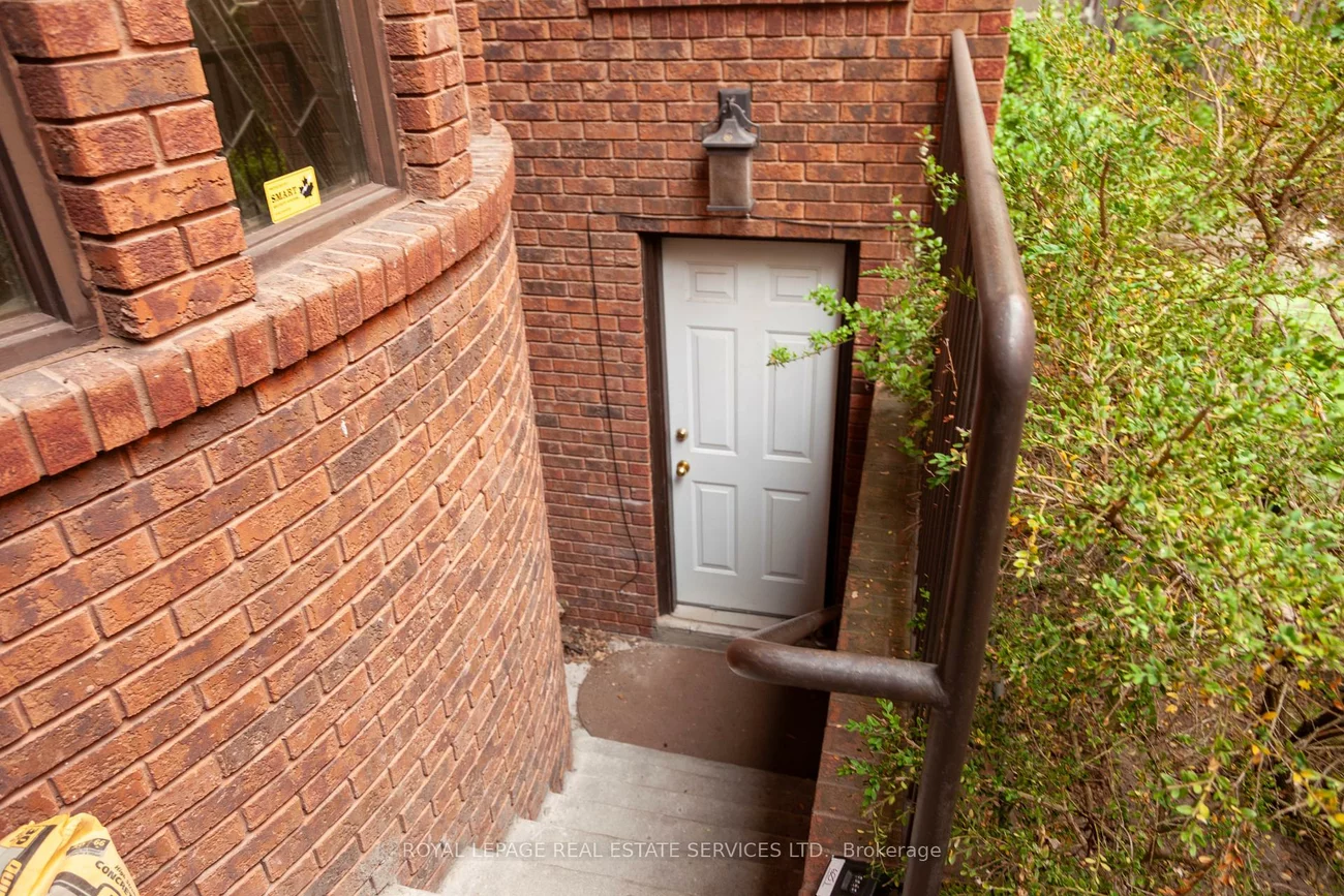 2B, Debell, Newtonbrook East, Toronto