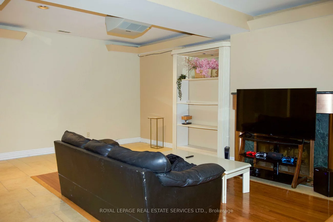 2B, Debell, Newtonbrook East, Toronto