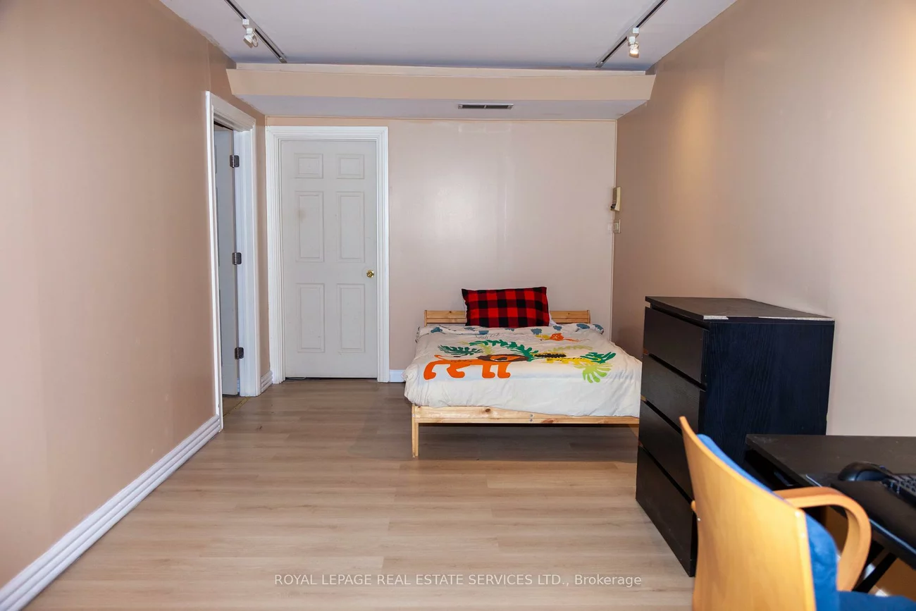 2B, Debell, Newtonbrook East, Toronto
